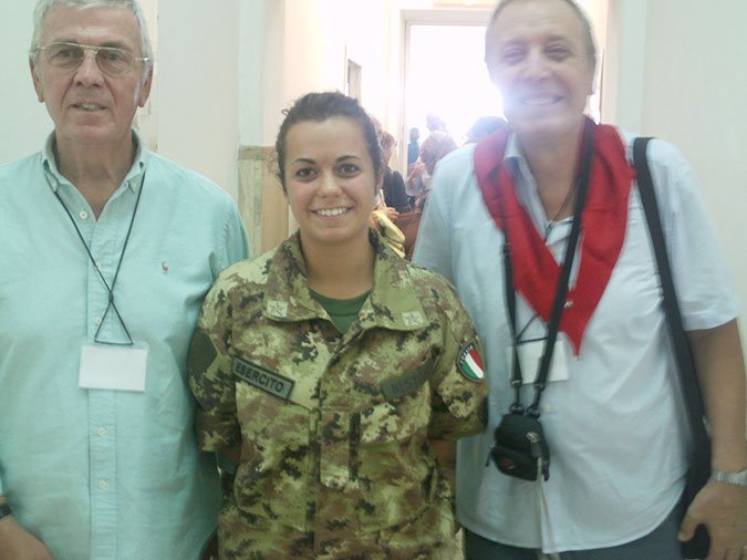 1° raduno Ascoli Piceno dal 9 al 10 settembre 2011 -  foto...083 - in posa con la soldatessa...